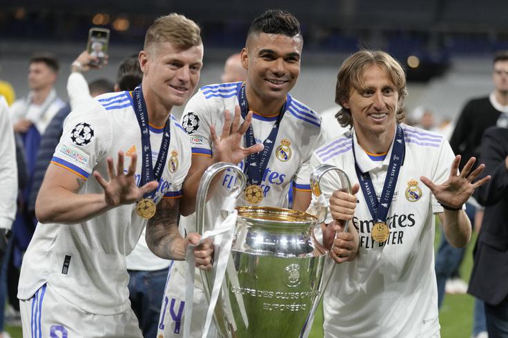 Toni Kroos in Luka Modrić, ki je vse večkrat na klopi za rezervne igralce, še sodelujeta pri Realu, Brazilec Casemiro pa se je leta 2022 preselil na Otok k Manchester Unitedu. | Foto: Guliverimage