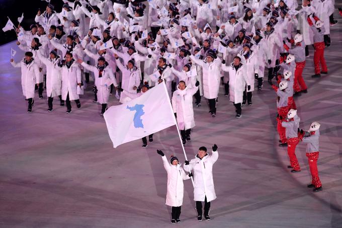 Največji aplavz so si na mimohodu nastopajočih prislužili korejski športniki. Tako iz Južne kot Severne Koreje. Na štadion so se odpravili skupaj pod skupno zastavo, na kateri je bil upodobljen celoten Korejski polotok. "Svetu ste poslali močno sporočilo miru," je poudaril predsednik Mok Thomas Bach. Zastavo sta nosila Južni Korejec Won Yun Jong (bob) in severnokorejska reprezentantka v hokeju Hwang Chung Gum. | Foto: Guliverimage/Getty Images