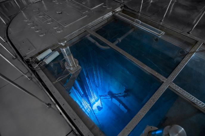 Jedrski reaktor | Soj modre svetlobe v jedru jedrskega reaktorja, ki ga povzroča tako imenovani pojav Čerenkova. | Foto Shutterstock