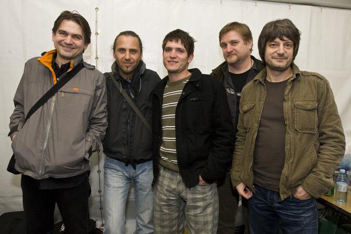 skupina Avtomobili | Basist skupine Avtomobili David Šuligoj na skrajno desni. Od leve proti desni si sledijo še Marko Vuksanović, Boštjan Andrejc, Lucijan Kodermac in Mirko Vuksanović. (Fotografija je iz leta 2009) | Foto Mediaspeed