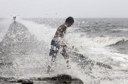 Po Filipinih pustoši tajfun Koppu, evakuirali 16 tisoč ljudi (video)