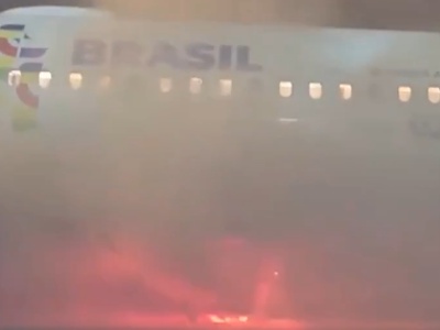 Pred vzletom izbruhnil požar, na krovu zavladala panika #video