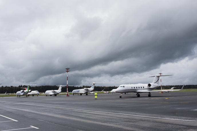 Brnik | "Stanje letalske povezljivosti Slovenije je v primerjavi z okrevanjem letalskega prometa drugod po svetu še vedno izjemno slabo," so zapisali na ministrstvu za infrastrukturo.  | Foto STA