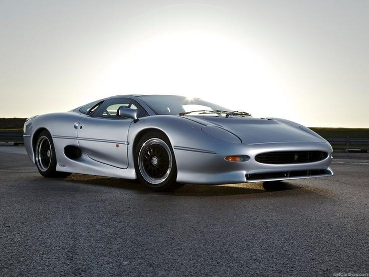 Jaguar XJ220 je bil velik neuspeh za britanskega proizvajalca, a zdaj gre za enega redkih zbirateljskih avtov, ki bo leta 2022 dopolnil trideset let. | Foto: Jaguar