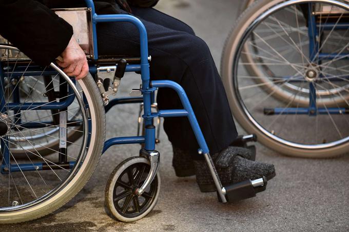 Starejšo stanovalko je vlekla za nos in lase, pred stanovalcem v invalidskem vozičku pa posmehljivo plesala.  | Foto: Matic Prevc/STA