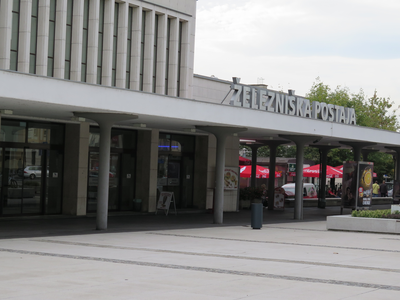 Moškega prisilil v opravičilo partnerki in ga oropal