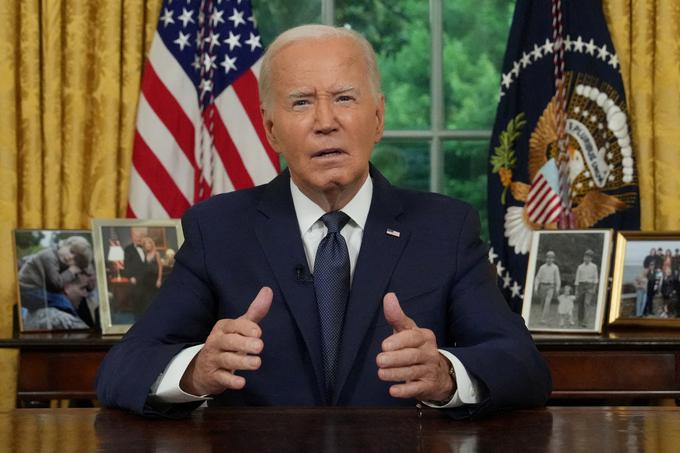 "Uporaba besede tarča je bila napačna. Mislim sem povedati, da se je treba osredotočiti na to, kar počne," je po ponesrečeni izjavi o Donaldu Trumpu dejal ameriški predsednik Joe Biden. | Foto: Reuters