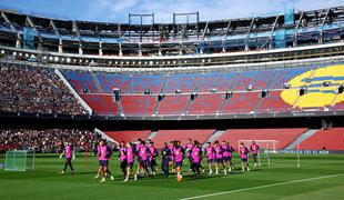 Barcelona se vrača na Camp Nou, navijači že na treningu #video