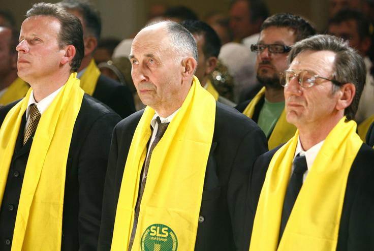 Korenine SLS segajo v leto 1988, ko so slovenski kmetje v takrat še socialistični Sloveniji ustanovili svojo stanovsko organizacijo – Slovensko kmečko zvezo (SKZ). Predsednik SKZ je postal Ivan Oman, ki je bil med letoma 1990–1992 član slovenskega predsedstva. Na fotografiji, ki je bila posneta maja 2008 v Unionski dvorani v Ljubljani, vidimo Omana (na sredini), Franca Zagožena (desno) in Bojana Šrota (levo). Tako Zagožen kot Šrot sta nekaj časa vodila SLS.  | Foto: STA ,
