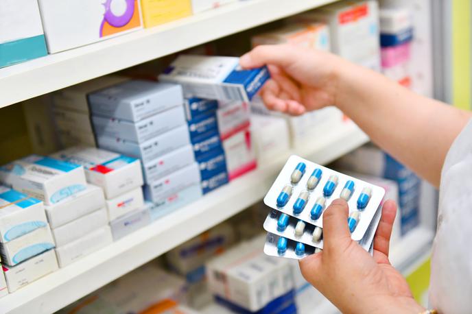 Farmacevt | V današnjem odzivu je ministrstvo za zdravje zapisalo, da "magistri farmacije ne bodo ostali brez nazivov". | Foto Shutterstock