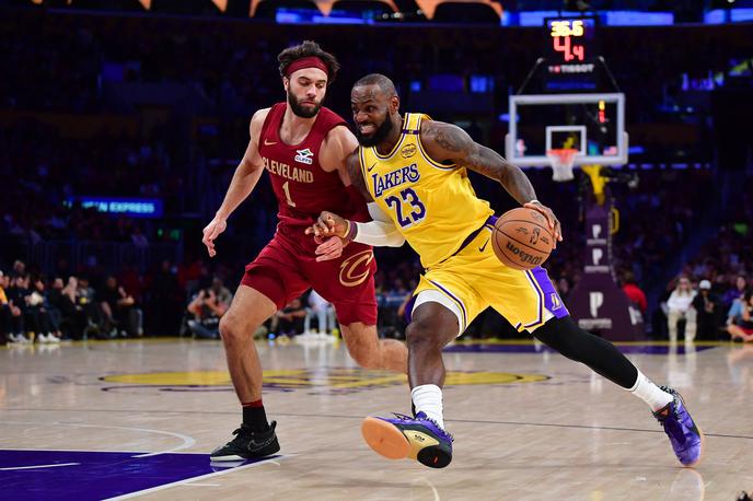 LeBron James Los Angeles Lakers Cleveland Cavaliers | LeBron James je prvo tekmo kot 40-letnik odigral proti Cleveland Cavaliers. | Foto Reuters