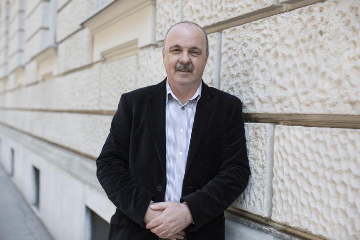Boris Karlovšek: "Nacionalni šport v Sloveniji je izdajanje lažnih faktur, to počnejo skoraj vsi. Policija si je vedno želeli biti blizu takšnih primerov, zato je pogosto nastavila svojega človeka k takim operacijam. Ta je potem za pomoč nekaj pobral, običajna provizija je med 10 in 20 odstotki. Nekaj je vzel zase, nekaj je dal policiji. V primeru Dekotana se je to dogajalo več let. Ko so se nekateri policijski sodelavci 'nahranili', pa so zoper podjetnika podali ovadbo, zraven pa sem bil obsojen tudi sam, potem ko sem - po nagovarjanju kriminalista - podal ovadbo."  | Foto: Matej Leskovšek
