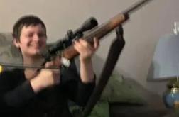 18-letna napadalka pozirala s puško: najprej ubila mamo in polbrata, nadaljevala je na šoli