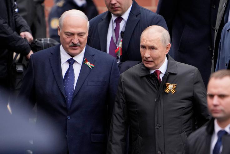 Vladimir Putin (desno, zraven je Lukašenko) naj ne bi hotel, da se vojna z Ukrajino razširi še na Belorusijo.  | Foto: Reuters