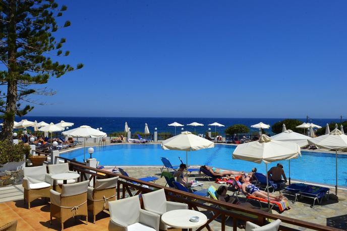 Grčija Kreta nemški turisti | Nemški turisti na počitnicah v Grčiji vse manj zapravljajo, kar je Grke začelo skrbeti. Na fotografiji: turisti na Kreti. | Foto Guliverimage