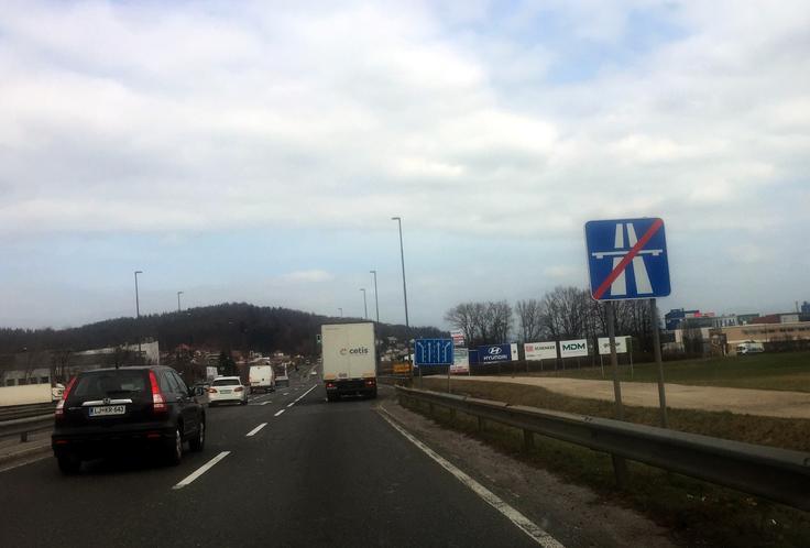 Nekoč se je tu končala "cesta, rezervirana za motorna vozila", zdaj se tu konča "hitra cesta" in s tem tudi omejitev hitrosti 110 kilometrov na uro. | Foto: Gregor Pavšič