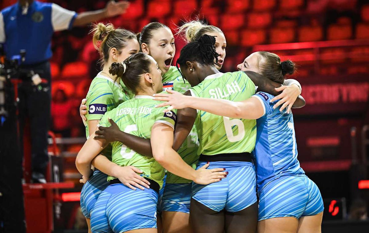 slovenska ženska odbojkarska reprezentanca : Argentina, svetovno prvenstvo | Slovenke se veselijo sploh prve zmage na svetovnih prvenstvih. Argentinke so premagale s 3:0 in ohranile upe za napredovanje v osmino finala. | Foto Volleyball World