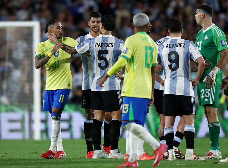 Med Raphinho in argentinskimi nogometaši se je na srečanju večkrat zaiskrilo. | Foto: Reuters