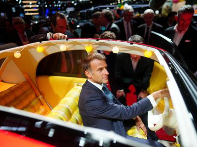 V Parizu tudi Macron: francoski predsednik med avtomobilskimi novostmi #foto