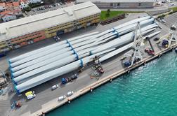 Pozor na cesti: iz Luke Koper prevoz megalomanske konstrukcije