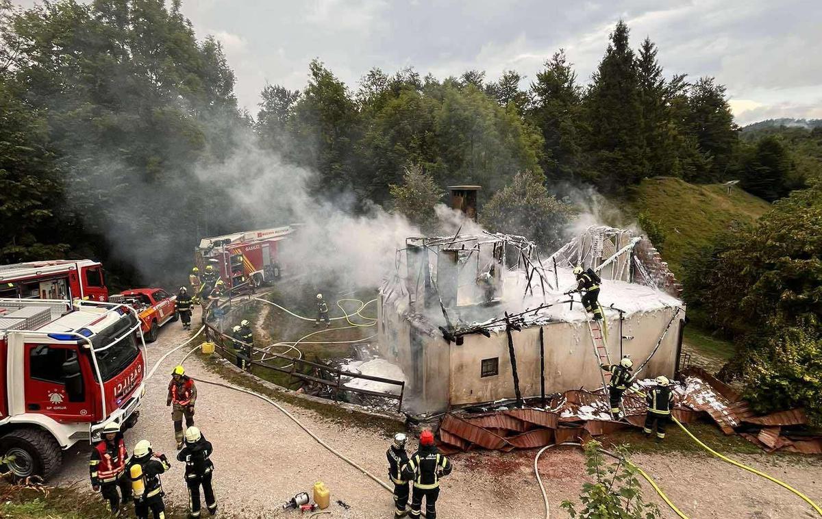 Koča požar | Zaradi udara strele je zagorela tudi Lovska koča Krekovše na območju Idrijske Bele.  | Foto PGD Idrija