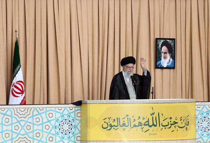 Z islamsko revolucijo leta 1979, ki je strmoglavila šaha Mohameda Rezo Pahlavija, so oblast v državi prevzeli šiitski duhovniki, t. i. mule. Prvi iranski vrhovni voditelj je bil ajatola Homeini, zdaj pa Iranu vlada ajatola Ali Hamenej, ki pripada azerski oziroma azerbajdžanski manjšini. | Foto: Reuters