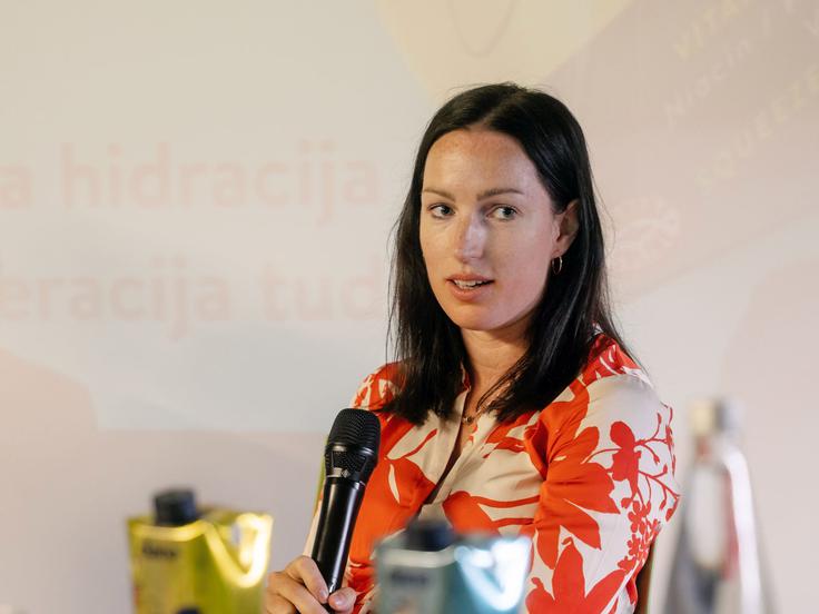 Dr. Iva Jurov ob predstavitvi nove slovenske izotonične pijače v Krajinskem parku Sečoveljske soline, od koder prihaja ena izmed sestavin – piranska sol. | Foto: 