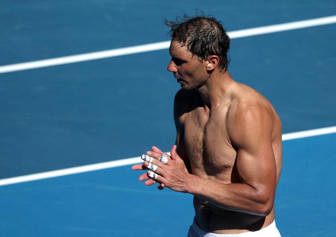Rafael Nadal v Melbournu lovi rekordni 21. naslov na turnirju za grand slam. | Foto: Reuters
