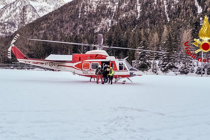 smučišče Macugnaga | Približno sto ljudi, med njimi 94 turistov in pet delavcev, je obtičalo na višini 2.800 metrov, po poročanju italijanskih medijev jih s helikopterji prevažajo nazaj v vas. | Foto Profimedia