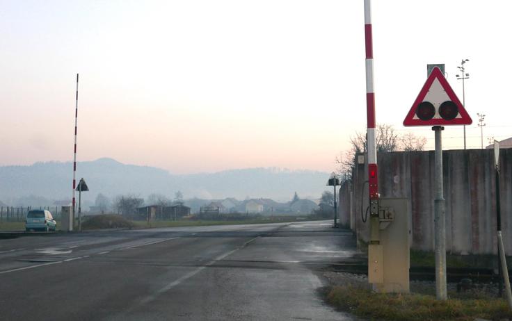 Vlak Zalog Nevarni prehod je na industrijskem tiru v Zalogu pri Ljubljani. Tukaj se je vlak v mraku peljal čez križišče, zapornice na križišču Zaloške ceste in Ceste španskih borcev pa se pri tem niso spustile. | Foto: Gregor Pavšič
