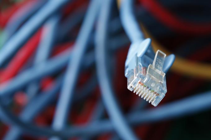 Ethernetni kabel - v računalnik na eni in v mrežni usmerjevalnik ali pa ustrezen stenski priključek ga je zagotovo vtikal že vsak. Če nimamo možnosti uporabe brezžičnega omrežja, brez tega kabla ne bomo imeli dostopa do spleta. | Foto: Reuters
