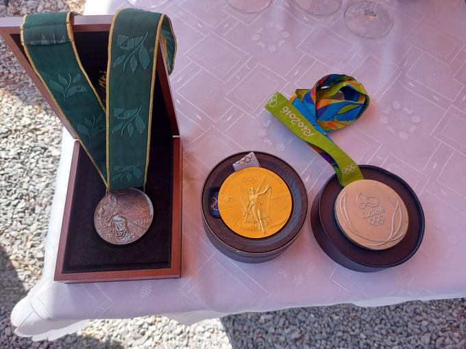 Tri olimpijske medalje na enem mestu. Od leve proti desni: Andraž Vehovar (Atlanta 1996), Benjamin Savšek (Tokio 2021), Peter Kauzer (Rio de Janeiro 2016) | Foto: Boštjan Boh