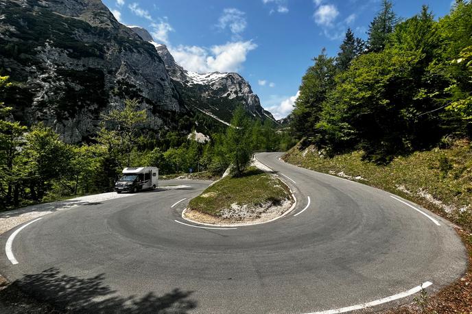 Vršič | A parkiranje na vrhu prelaza v sezoni 2026 še ne bo omogočeno, saj parkirišča ne bodo pravočasno v celoti urejena. | Foto Shutterstock