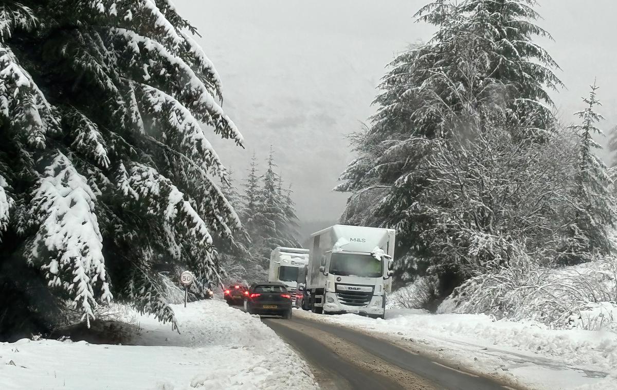 neurje Gerrit, Velika Britanija | Do četrtka zjutraj po vsem Združenem kraljestvu velja vrsta rumenih vremenskih opozoril za veter, dež in sneg. Meteorološki urad svari pred poplavami, še posebej v Angliji. | Foto Reuters