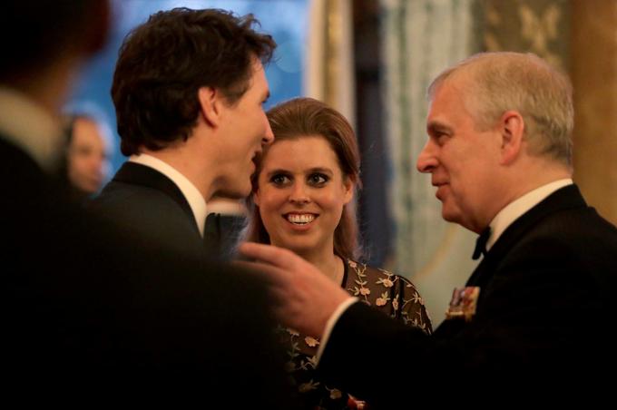 Princ Andrews s hčerko Beatrice in njenim zaročencem. | Foto: Reuters