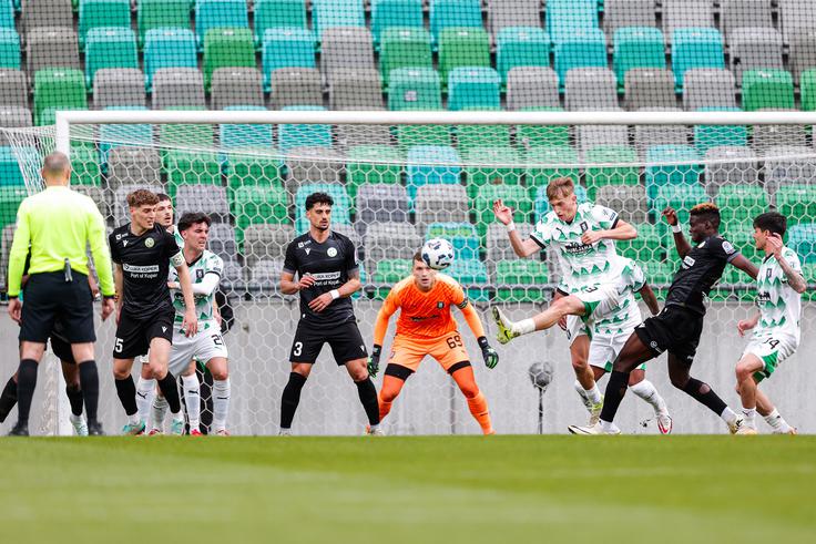 Ob polčasu je bilo v Stožicah 0:0. Koprčani so zadeli vratnico, nekajkrat jim je branil Matevž Vidovšek. | Foto: Aleš Fevžer