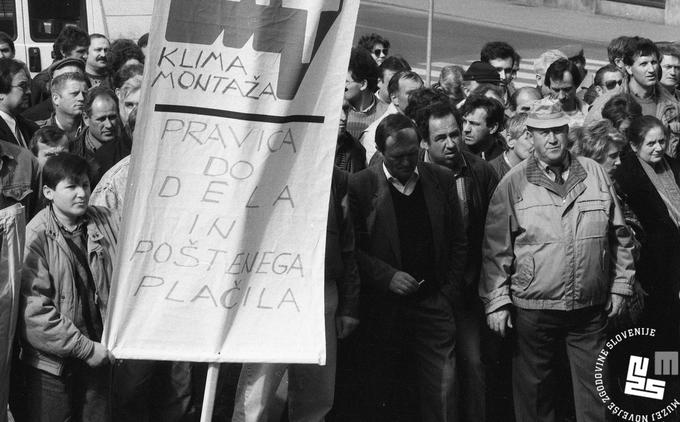 Veliko zmago je ZSSS izbojeval leta 1992, ko je Demosovi vladi s prvo splošno stavko v Sloveniji preprečil sprejetje zakona o zamrznitvi plač. Stavkalo je 40 tisoč ljudi. | Foto: Nace Bizilj, hrani Muzej novejše zgodovine Slovenije