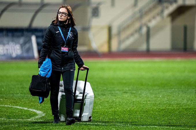 Za zdravstvo se je odločila, da bi lahko ljudem pomagala, v delu z nogometaši pa zelo uživa. | Foto: Grega Valančič/Sportida