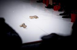 Manekenke so po modni brvi hodile, kot bi bilo prvič (video)