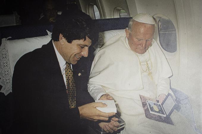 Za papeža Janeza Pavla II. je izdelal ovalno spominsko plaketo Adrie Airways, ki je papeža prepeljala do Rima. Po naročilu je izdelal tudi kravatno sponko in manšetne gumbe za  Tita. | Foto: Ana Kovač