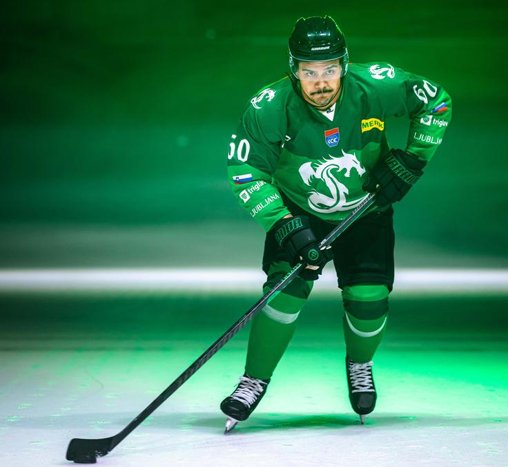 V Ljubljani mu družbo dela žena. | Foto: Domen Jančič