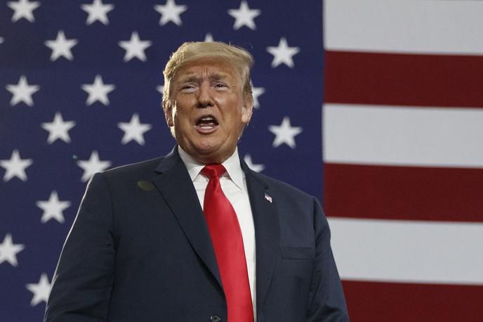 Donald Trump | "Ti čudoviti ljudje, ti veliki patrioti, so se tam borili, da Iran ne bi imel jedrskega orožja," je novinarjem po vrnitvi z nedeljskega finala svetovnega prvenstva v nogometu povedal Trump. Dodal je, da so ameriške sile zvečer izvedle nove napade na Iran v čast padlim vojakom, poroča nemška tiskovna agencija dpa. | Foto Guliverimage