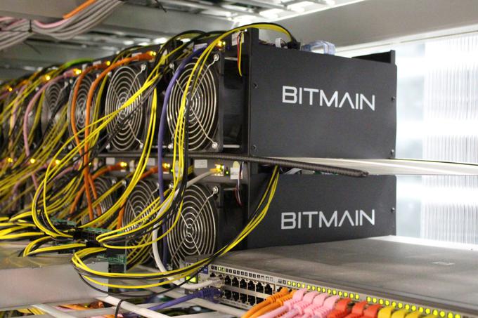 Bitcoin cash sta res takoj podprli podjetji Bitmain in ViaBTC, ki skupaj upravljata največje omrežje računalniških sistemov za rudarjenje bitcoinov na svetu. | Foto: Reuters