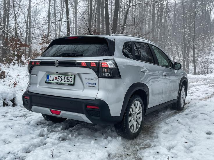 Suzuki se še ni odrekel številnim oznakam na prtljažnem prostoru, tako mimoidočim jasno sporoča kakšen pogon ima vgrajen. | Foto: Gašper Pirman