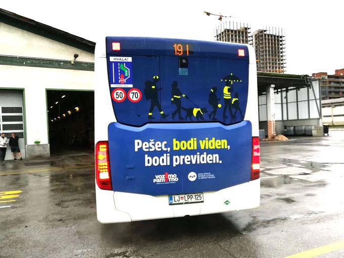 V Ljubljani je pet mestnih avtobusov Agencija že opremila s sporočili Bodi viden, bodi previden, ki bodo na različnih linijah vozili do 31. 12. 2022. Izstopajoča sporočila na zadnjih straneh avtobusa so namenjena prvenstveno voznikom in njihovim sopotnikom, pa tudi drugim udeležencem v prometu ter čakajočim na avtobusnih postajah. | Foto: AVP