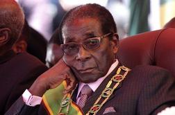 Mugabejeva stranka naj bi dobila dvotretjinsko večino
