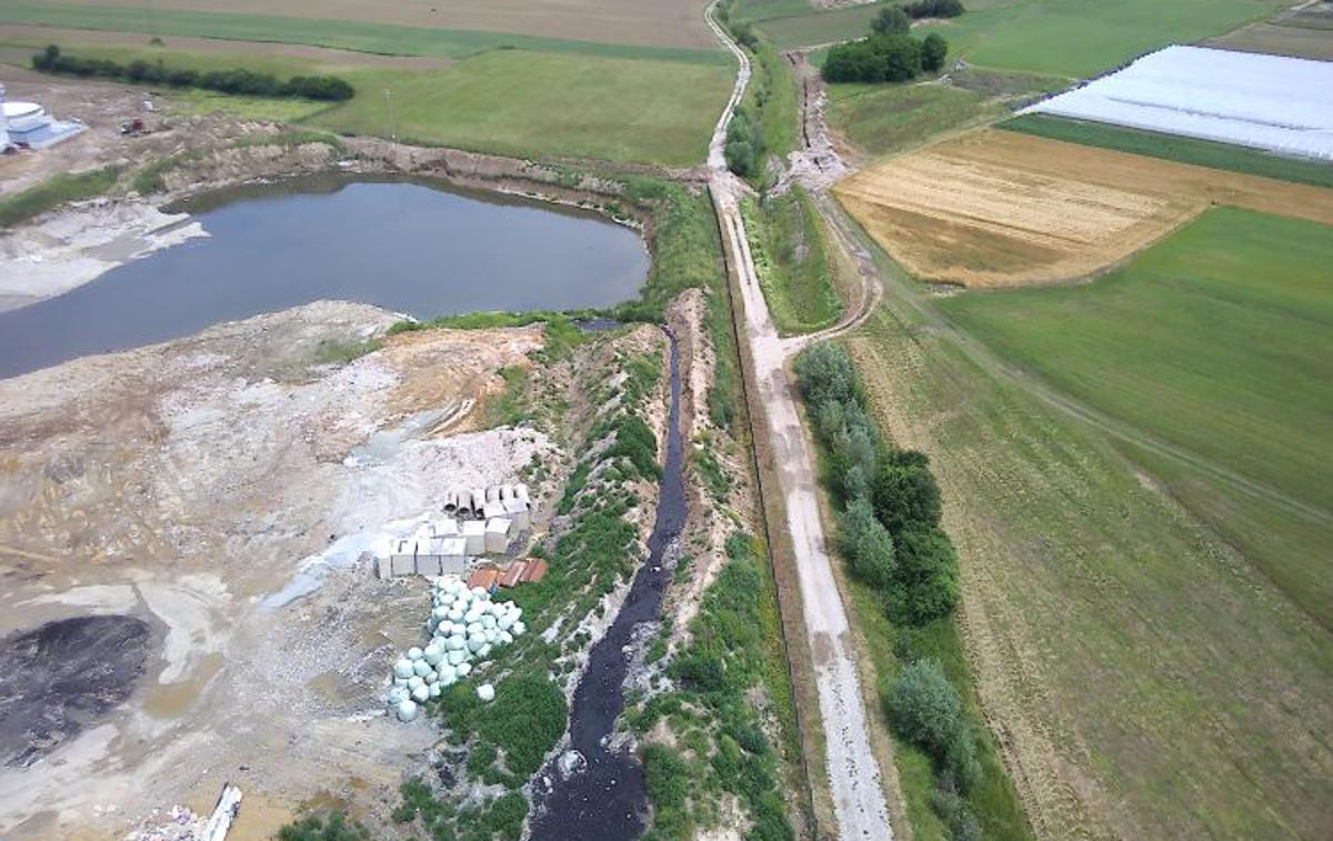 deponija Kostak, Krško | Nove fotografije razkrivajo črno, gosto tekočino, ki se izliva v vodno zajetje na deponiji in je verjetno komunalno blato. | Foto necenzurirano.si