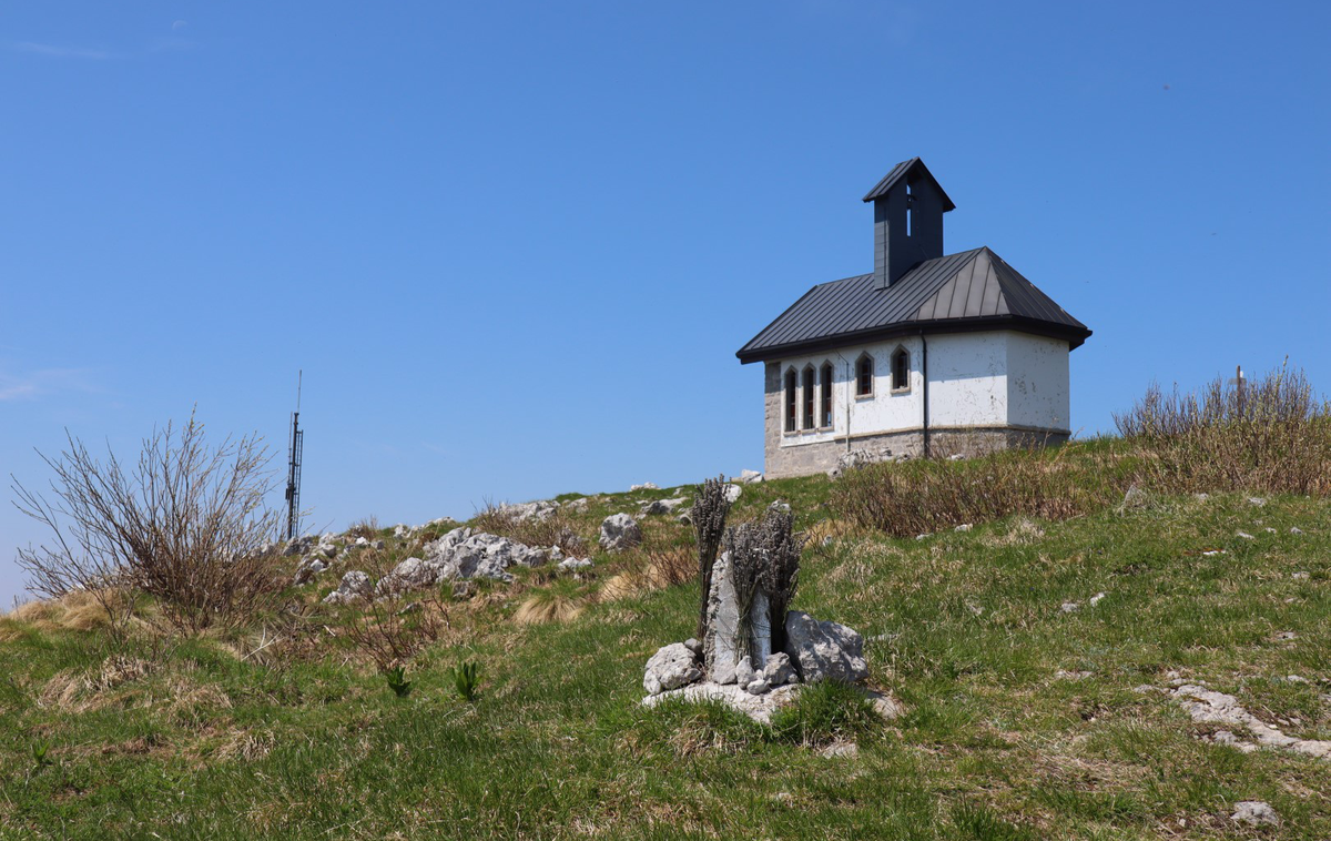 Matajur | Manjša cerkvica oziroma kapela na Matajurju nad Beneško Slovenijo | Foto Matej Podgoršek