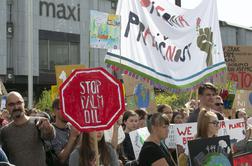Več kot tisoč mladih v Ljubljani zahtevalo razglasitev podnebne krize #foto #video