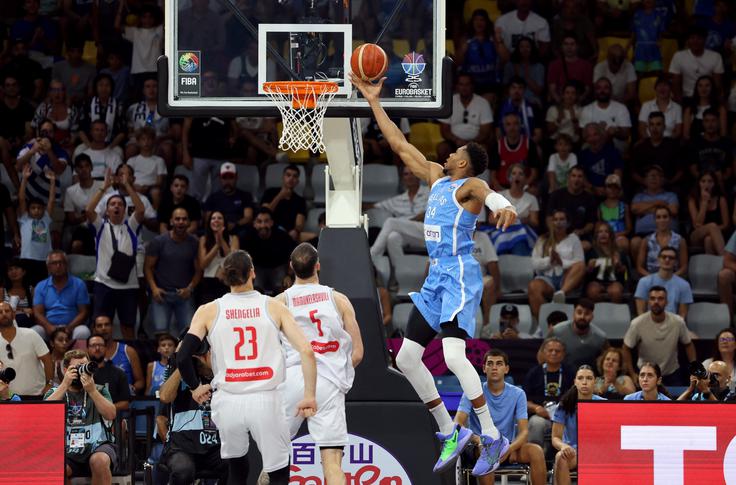 Giannis Antetokounmpo s soigralci proti Gruziji. | Foto: Reuters